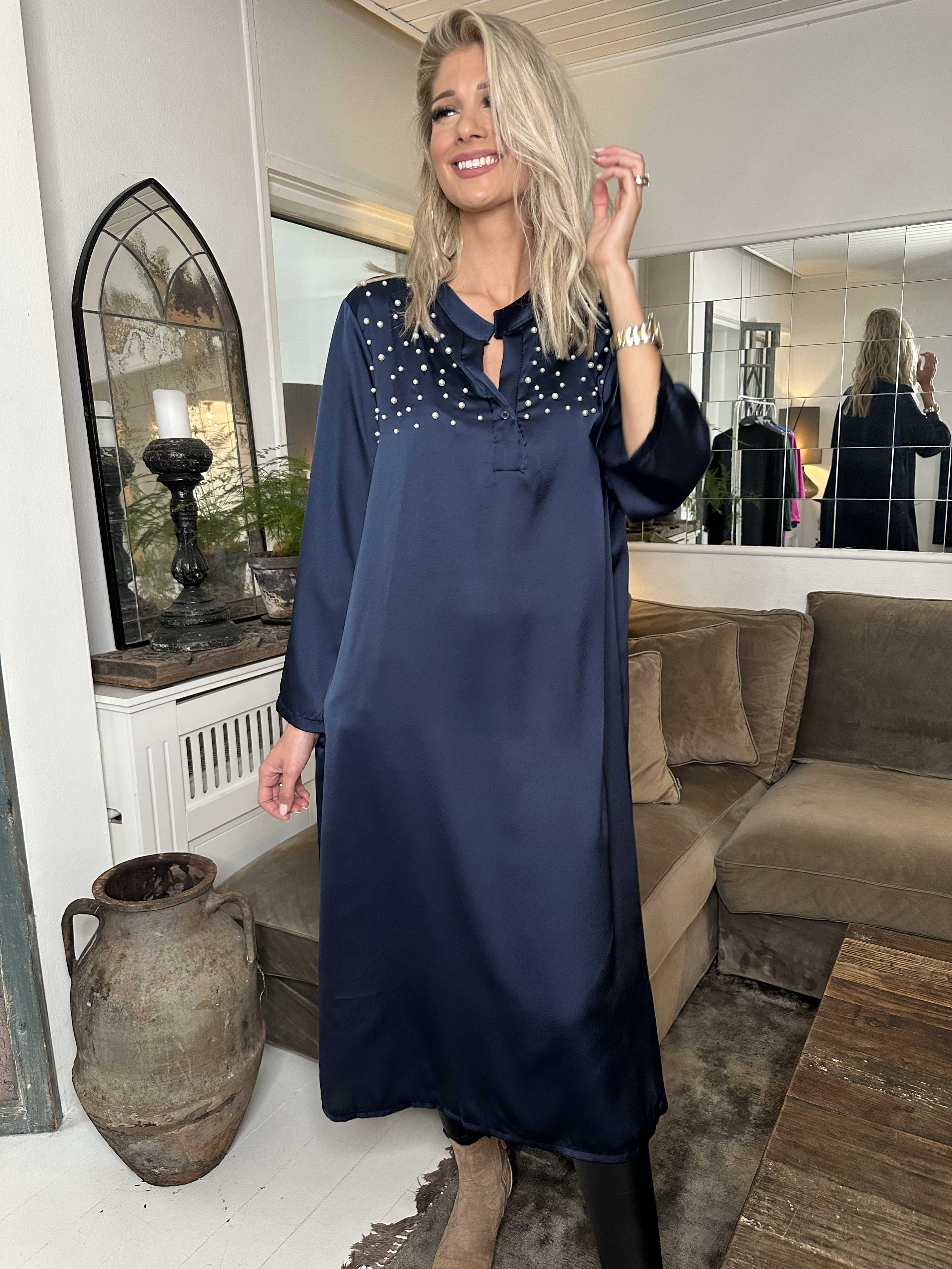 Emilia - Klänning i silkelook med lös passform och vita pärlor